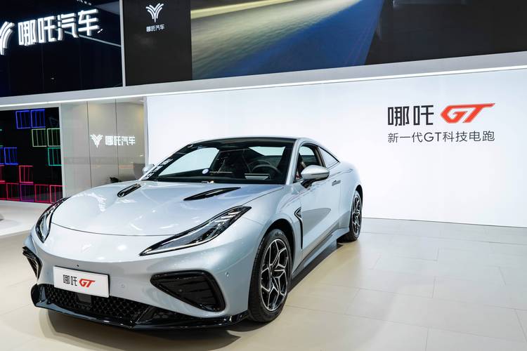 成都142哪吒汽车在智能汽车领域的表现，领途汽车在新能源汽车市场中的影响力